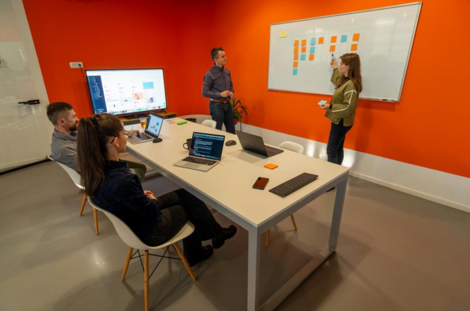 Bureau moderne avec outils d'analyse financière et graphiques budgétaires