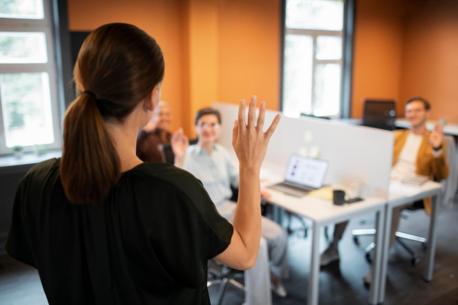Espace de formation moderne avec équipements technologiques